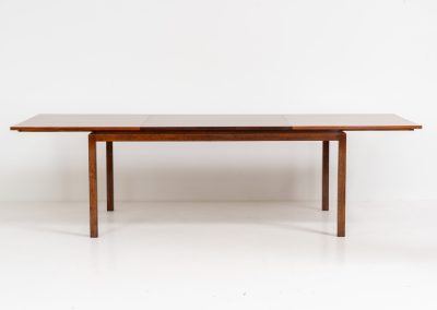 Exceptional dining table in rosewood by Alfred Hendrickx for Belform (Belgium, 1960s). A beautiful example of Belgian modernism! This minimal and sleek design is crafted out of rosewood and has an absolutely mesmerizing woodgrain. It is easily extendable up to 270cm with a hidden butterfly leaf. The table is in great condition with just a few small veneer scratches as shown on the pictures.