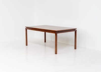 Exceptional dining table in rosewood by Alfred Hendrickx for Belform (Belgium, 1960s). A beautiful example of Belgian modernism! This minimal and sleek design is crafted out of rosewood and has an absolutely mesmerizing woodgrain. It is easily extendable up to 270cm with a hidden butterfly leaf. The table is in great condition with just a few small veneer scratches as shown on the pictures.
