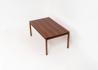 Exceptional dining table in rosewood by Alfred Hendrickx for Belform (Belgium, 1960s). A beautiful example of Belgian modernism! This minimal and sleek design is crafted out of rosewood and has an absolutely mesmerizing woodgrain. It is easily extendable up to 270cm with a hidden butterfly leaf. The table is in great condition with just a few small veneer scratches as shown on the pictures.