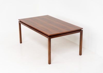Exceptional dining table in rosewood by Alfred Hendrickx for Belform (Belgium, 1960s). A beautiful example of Belgian modernism! This minimal and sleek design is crafted out of rosewood and has an absolutely mesmerizing woodgrain. It is easily extendable up to 270cm with a hidden butterfly leaf. The table is in great condition with just a few small veneer scratches as shown on the pictures.