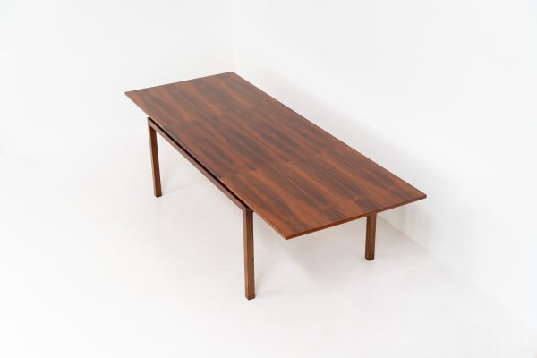 Exceptional dining table in rosewood by Alfred Hendrickx for Belform (Belgium, 1960s). A beautiful example of Belgian modernism! This minimal and sleek design is crafted out of rosewood and has an absolutely mesmerizing woodgrain. It is easily extendable up to 270cm with a hidden butterfly leaf. The table is in great condition with just a few small veneer scratches as shown on the pictures.