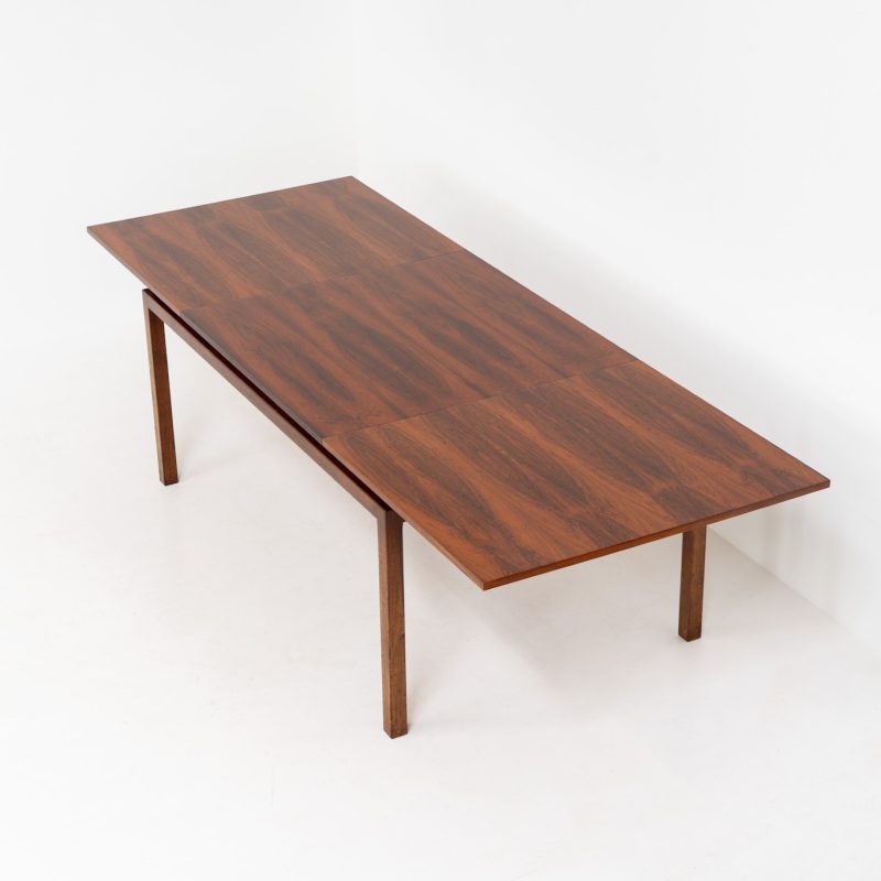 Exceptional dining table in rosewood by Alfred Hendrickx for Belform (Belgium, 1960s). A beautiful example of Belgian modernism! This minimal and sleek design is crafted out of rosewood and has an absolutely mesmerizing woodgrain. It is easily extendable up to 270cm with a hidden butterfly leaf. The table is in great condition with just a few small veneer scratches as shown on the pictures.