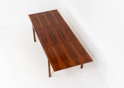 Exceptional dining table in rosewood by Alfred Hendrickx for Belform (Belgium, 1960s). A beautiful example of Belgian modernism! This minimal and sleek design is crafted out of rosewood and has an absolutely mesmerizing woodgrain. It is easily extendable up to 270cm with a hidden butterfly leaf. The table is in great condition with just a few small veneer scratches as shown on the pictures.