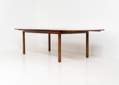 Exceptional dining table in rosewood by Alfred Hendrickx for Belform (Belgium, 1960s). A beautiful example of Belgian modernism! This minimal and sleek design is crafted out of rosewood and has an absolutely mesmerizing woodgrain. It is easily extendable up to 270cm with a hidden butterfly leaf. The table is in great condition with just a few small veneer scratches as shown on the pictures.