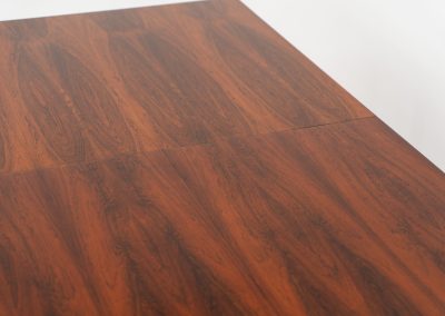 Exceptional dining table in rosewood by Alfred Hendrickx for Belform (Belgium, 1960s). A beautiful example of Belgian modernism! This minimal and sleek design is crafted out of rosewood and has an absolutely mesmerizing woodgrain. It is easily extendable up to 270cm with a hidden butterfly leaf. The table is in great condition with just a few small veneer scratches as shown on the pictures.