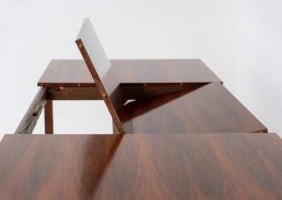 Exceptional dining table in rosewood by Alfred Hendrickx for Belform (Belgium, 1960s). A beautiful example of Belgian modernism! This minimal and sleek design is crafted out of rosewood and has an absolutely mesmerizing woodgrain. It is easily extendable up to 270cm with a hidden butterfly leaf. The table is in great condition with just a few small veneer scratches as shown on the pictures.