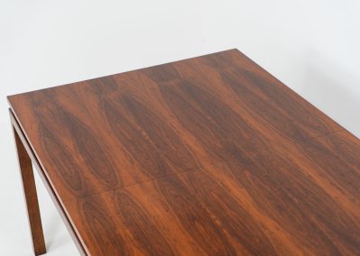Exceptional dining table in rosewood by Alfred Hendrickx for Belform (Belgium, 1960s). A beautiful example of Belgian modernism! This minimal and sleek design is crafted out of rosewood and has an absolutely mesmerizing woodgrain. It is easily extendable up to 270cm with a hidden butterfly leaf. The table is in great condition with just a few small veneer scratches as shown on the pictures.