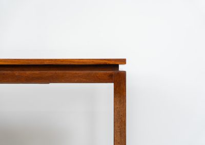 Exceptional dining table in rosewood by Alfred Hendrickx for Belform (Belgium, 1960s). A beautiful example of Belgian modernism! This minimal and sleek design is crafted out of rosewood and has an absolutely mesmerizing woodgrain. It is easily extendable up to 270cm with a hidden butterfly leaf. The table is in great condition with just a few small veneer scratches as shown on the pictures.