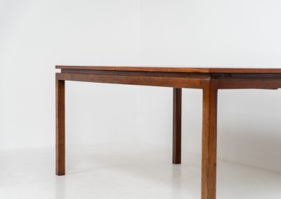 Exceptional dining table in rosewood by Alfred Hendrickx for Belform (Belgium, 1960s). A beautiful example of Belgian modernism! This minimal and sleek design is crafted out of rosewood and has an absolutely mesmerizing woodgrain. It is easily extendable up to 270cm with a hidden butterfly leaf. The table is in great condition with just a few small veneer scratches as shown on the pictures.