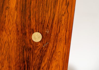 Exceptional dining table in rosewood by Alfred Hendrickx for Belform (Belgium, 1960s). A beautiful example of Belgian modernism! This minimal and sleek design is crafted out of rosewood and has an absolutely mesmerizing woodgrain. It is easily extendable up to 270cm with a hidden butterfly leaf. The table is in great condition with just a few small veneer scratches as shown on the pictures.