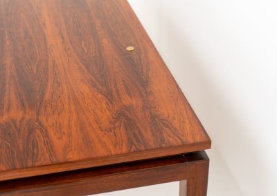 Exceptional dining table in rosewood by Alfred Hendrickx for Belform (Belgium, 1960s). A beautiful example of Belgian modernism! This minimal and sleek design is crafted out of rosewood and has an absolutely mesmerizing woodgrain. It is easily extendable up to 270cm with a hidden butterfly leaf. The table is in great condition with just a few small veneer scratches as shown on the pictures.
