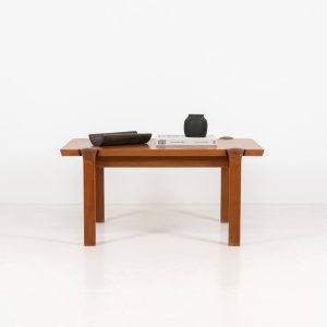 Stunning sculptural coffee table by Arne Vodder for Cado (Denmark, 1960s). A beautifully crafted coffee table made from solid teak, showcasing a stunning wood grain and an elegant, sculptural design. A timeless piece that embodies Danish modern design at its finest. It is labeled by the maker and remains in splendid condition!