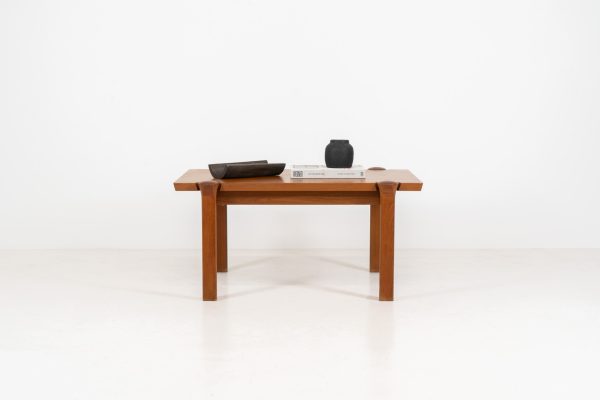 Stunning sculptural coffee table by Arne Vodder for Cado (Denmark, 1960s). A beautifully crafted coffee table made from solid teak, showcasing a stunning wood grain and an elegant, sculptural design. A timeless piece that embodies Danish modern design at its finest. It is labeled by the maker and remains in splendid condition!