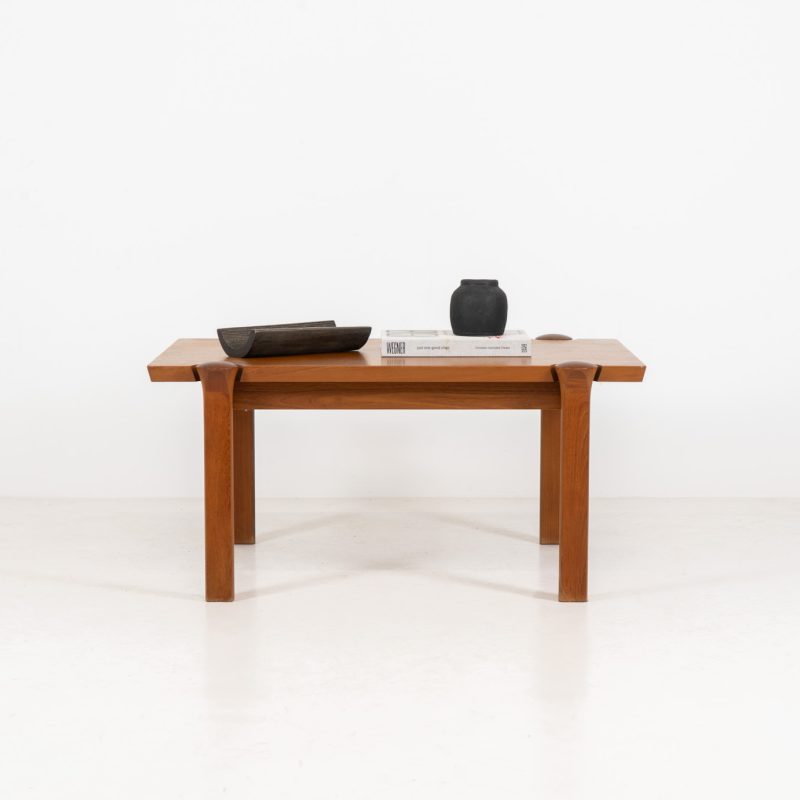 Stunning sculptural coffee table by Arne Vodder for Cado (Denmark, 1960s). A beautifully crafted coffee table made from solid teak, showcasing a stunning wood grain and an elegant, sculptural design. A timeless piece that embodies Danish modern design at its finest. It is labeled by the maker and remains in splendid condition!