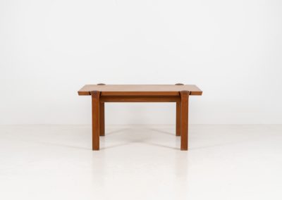 Stunning sculptural coffee table by Arne Vodder for Cado (Denmark, 1960s). A beautifully crafted coffee table made from solid teak, showcasing a stunning wood grain and an elegant, sculptural design. A timeless piece that embodies Danish modern design at its finest. It is labeled by the maker and remains in splendid condition!