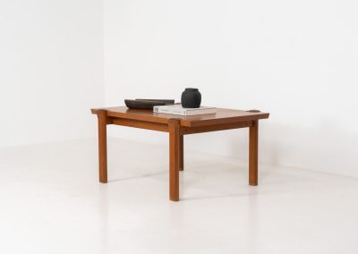 Stunning sculptural coffee table by Arne Vodder for Cado (Denmark, 1960s). A beautifully crafted coffee table made from solid teak, showcasing a stunning wood grain and an elegant, sculptural design. A timeless piece that embodies Danish modern design at its finest. It is labeled by the maker and remains in splendid condition!