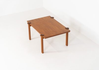 Stunning sculptural coffee table by Arne Vodder for Cado (Denmark, 1960s). A beautifully crafted coffee table made from solid teak, showcasing a stunning wood grain and an elegant, sculptural design. A timeless piece that embodies Danish modern design at its finest. It is labeled by the maker and remains in splendid condition!