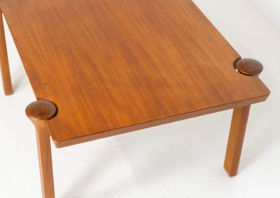 Stunning sculptural coffee table by Arne Vodder for Cado (Denmark, 1960s). A beautifully crafted coffee table made from solid teak, showcasing a stunning wood grain and an elegant, sculptural design. A timeless piece that embodies Danish modern design at its finest. It is labeled by the maker and remains in splendid condition!