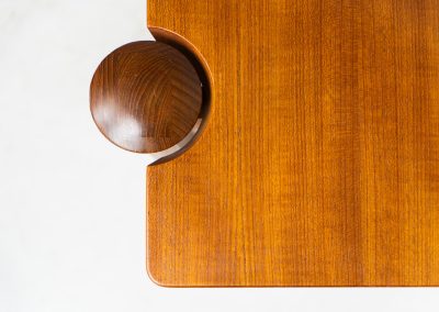 Stunning sculptural coffee table by Arne Vodder for Cado (Denmark, 1960s). A beautifully crafted coffee table made from solid teak, showcasing a stunning wood grain and an elegant, sculptural design. A timeless piece that embodies Danish modern design at its finest. It is labeled by the maker and remains in splendid condition!