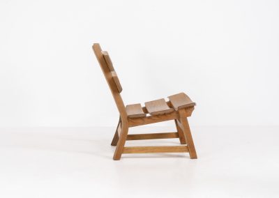 Brutalist lounge chair in solid oak by Dittmann & Co. for AWA Radboud (The Netherlands, 1960s). This robust fireplace chair, remeniscent of Pierre Chapo & Charlotte Perriand’s designs, is crafted out of solid oak and features a low comfortable seat and a vivid woodgrain. The chair is in a nice untouched vintage condition.