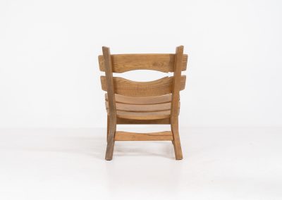 Brutalist lounge chair in solid oak by Dittmann & Co. for AWA Radboud (The Netherlands, 1960s). This robust fireplace chair, remeniscent of Pierre Chapo & Charlotte Perriand’s designs, is crafted out of solid oak and features a low comfortable seat and a vivid woodgrain. The chair is in a nice untouched vintage condition.