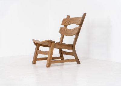 Brutalist lounge chair in solid oak by Dittmann & Co. for AWA Radboud (The Netherlands, 1960s). This robust fireplace chair, remeniscent of Pierre Chapo & Charlotte Perriand’s designs, is crafted out of solid oak and features a low comfortable seat and a vivid woodgrain. The chair is in a nice untouched vintage condition.