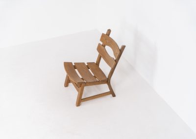 Brutalist lounge chair in solid oak by Dittmann & Co. for AWA Radboud (The Netherlands, 1960s). This robust fireplace chair, remeniscent of Pierre Chapo & Charlotte Perriand’s designs, is crafted out of solid oak and features a low comfortable seat and a vivid woodgrain. The chair is in a nice untouched vintage condition.