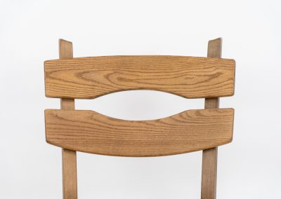 Brutalist lounge chair in solid oak by Dittmann & Co. for AWA Radboud (The Netherlands, 1960s). This robust fireplace chair, remeniscent of Pierre Chapo & Charlotte Perriand’s designs, is crafted out of solid oak and features a low comfortable seat and a vivid woodgrain. The chair is in a nice untouched vintage condition.