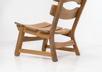 Brutalist lounge chair in solid oak by Dittmann & Co. for AWA Radboud (The Netherlands, 1960s). This robust fireplace chair, remeniscent of Pierre Chapo & Charlotte Perriand’s designs, is crafted out of solid oak and features a low comfortable seat and a vivid woodgrain. The chair is in a nice untouched vintage condition.