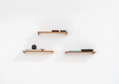 Set of 3 floating wall-shelves by Kai Kristiansen for FM Møbler (Denmark, 1960s). These elegant wall-shelves, crafted out of teak, are just stunning. They are sleek, timeless and absolutely beautiful. The shelves remain in very good condition.