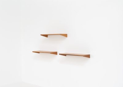 Set of 3 floating wall-shelves by Kai Kristiansen for FM Møbler (Denmark, 1960s). These elegant wall-shelves, crafted out of teak, are just stunning. They are sleek, timeless and absolutely beautiful. The shelves remain in very good condition.