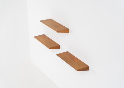 Set of 3 floating wall-shelves by Kai Kristiansen for FM Møbler (Denmark, 1960s). These elegant wall-shelves, crafted out of teak, are just stunning. They are sleek, timeless and absolutely beautiful. The shelves remain in very good condition.