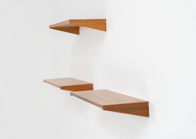 Set of 3 floating wall-shelves by Kai Kristiansen for FM Møbler (Denmark, 1960s). These elegant wall-shelves, crafted out of teak, are just stunning. They are sleek, timeless and absolutely beautiful. The shelves remain in very good condition.