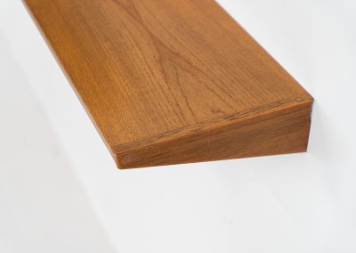 Set of 3 floating wall-shelves by Kai Kristiansen for FM Møbler (Denmark, 1960s). These elegant wall-shelves, crafted out of teak, are just stunning. They are sleek, timeless and absolutely beautiful. The shelves remain in very good condition.