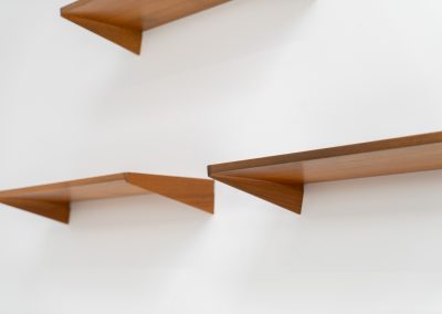 Set of 3 floating wall-shelves by Kai Kristiansen for FM Møbler (Denmark, 1960s). These elegant wall-shelves, crafted out of teak, are just stunning. They are sleek, timeless and absolutely beautiful. The shelves remain in very good condition.