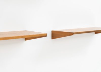 Set of 3 floating wall-shelves by Kai Kristiansen for FM Møbler (Denmark, 1960s). These elegant wall-shelves, crafted out of teak, are just stunning. They are sleek, timeless and absolutely beautiful. The shelves remain in very good condition.
