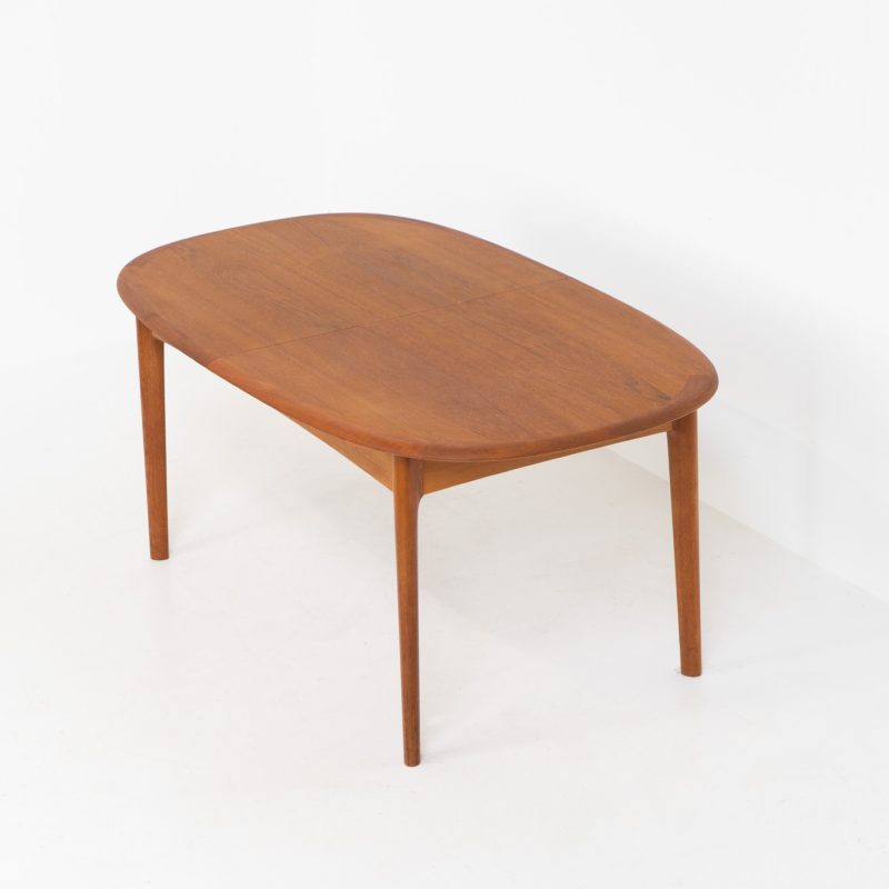 Rare extendable dining table by Svend Åge Madsen (Denmark, 1960s). A top quality Danish piece with a beautiful natural look, organic shapes and a gorgeous woodgrain. It is easily extendable with a hidden butterfly leaf. This hard to find piece is in beautiful condition without damages.
