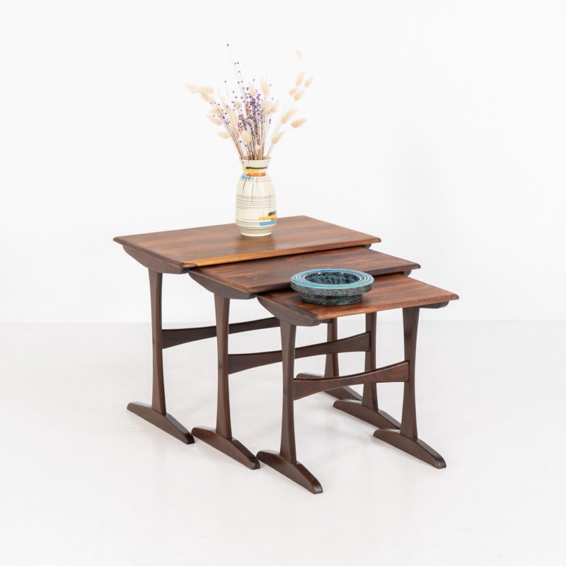 Set of 3 nesting tables in rosewood by Kai Kristiansen for Vildbjerg Møbelfabrik (Denmark, 1960s). These tables are crafted from rosewood and feature a sleek and functional design, allowing them to nest seamlessly within one another. Versatile and stylish, they serve perfectly as side tables or coffee tables, adapting effortlessly to various interior settings. All three tables are in very good condition.