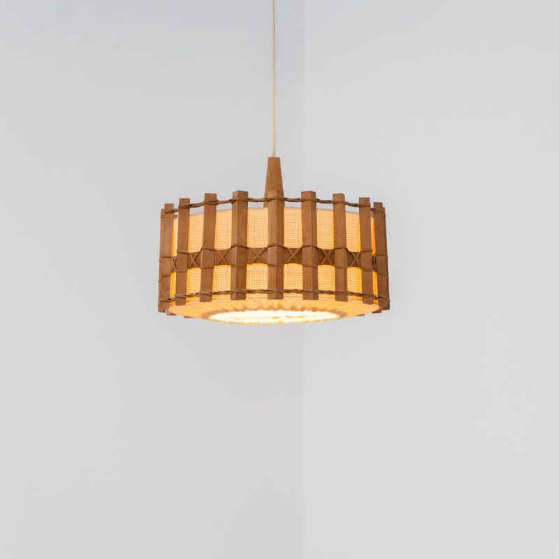 Brutalist pendant light (Germany, 1960s). It’s made out of hessian and teak. The lamp offers a brutalist appearance and and gives a very nice light glow when turned on. It is in good vintage condition with visible using traces and a dark spot on the hessian.