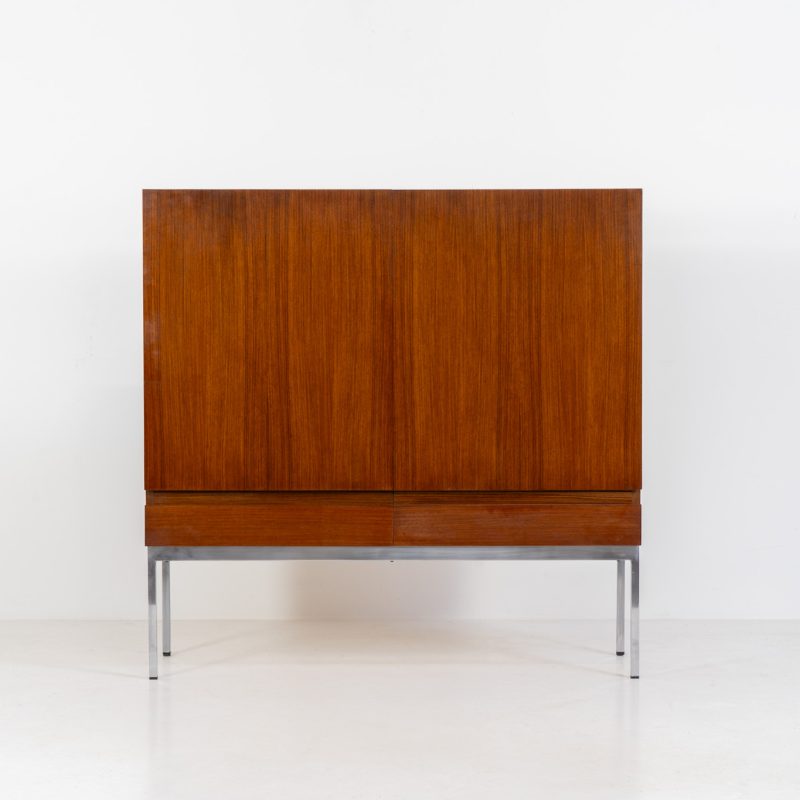 Rare find! S21 highboard in rosewood by Dieter Waeckerlin for Behr (Germany, 1950s). Belonging to the same series as the iconic B60, this very hard to find S21 mid sized highboard in rosewood is a masterful blend of minimalistic design and functional elegance. It’s unbelievable this piece was made in the 50’s and is yet so timeless. It contains two drawers and two doors with a minimal gap between them. The inside offers lots of storage space with adjustable shelves. It is in amazing condition with minimal sings of use and age.