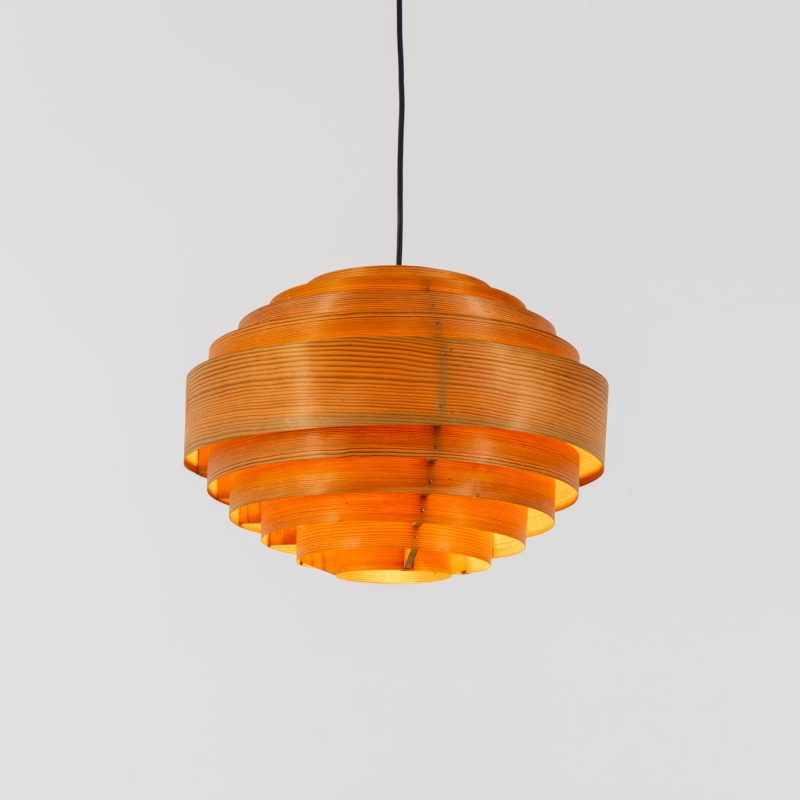 Pine pendant light by Hans-Agne Jakobsson  for Ellysett (Sweden, 1960s). The body is made out of pine slats nailed togheter which create a beautiful warm light glow when turned on. It is simply a wonderful and highly sculptural pendel. In very good vintage condition!