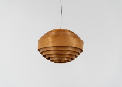Pine pendant light by Hans-Agne Jakobsson  for Ellysett (Sweden, 1960s). The body is made out of pine slats nailed togheter which create a beautiful warm light glow when turned on. It is simply a wonderful and highly sculptural pendel. In very good vintage condition!