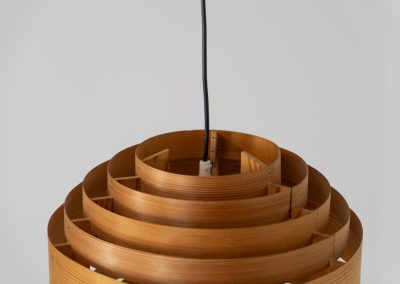 Pine pendant light by Hans-Agne Jakobsson  for Ellysett (Sweden, 1960s). The body is made out of pine slats nailed togheter which create a beautiful warm light glow when turned on. It is simply a wonderful and highly sculptural pendel. In very good vintage condition!