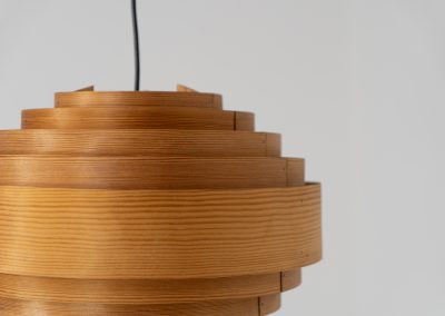 Pine pendant light by Hans-Agne Jakobsson  for Ellysett (Sweden, 1960s). The body is made out of pine slats nailed togheter which create a beautiful warm light glow when turned on. It is simply a wonderful and highly sculptural pendel. In very good vintage condition!