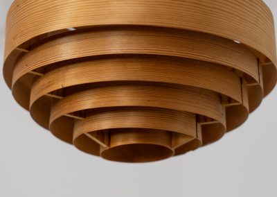 Pine pendant light by Hans-Agne Jakobsson  for Ellysett (Sweden, 1960s). The body is made out of pine slats nailed togheter which create a beautiful warm light glow when turned on. It is simply a wonderful and highly sculptural pendel. In very good vintage condition!