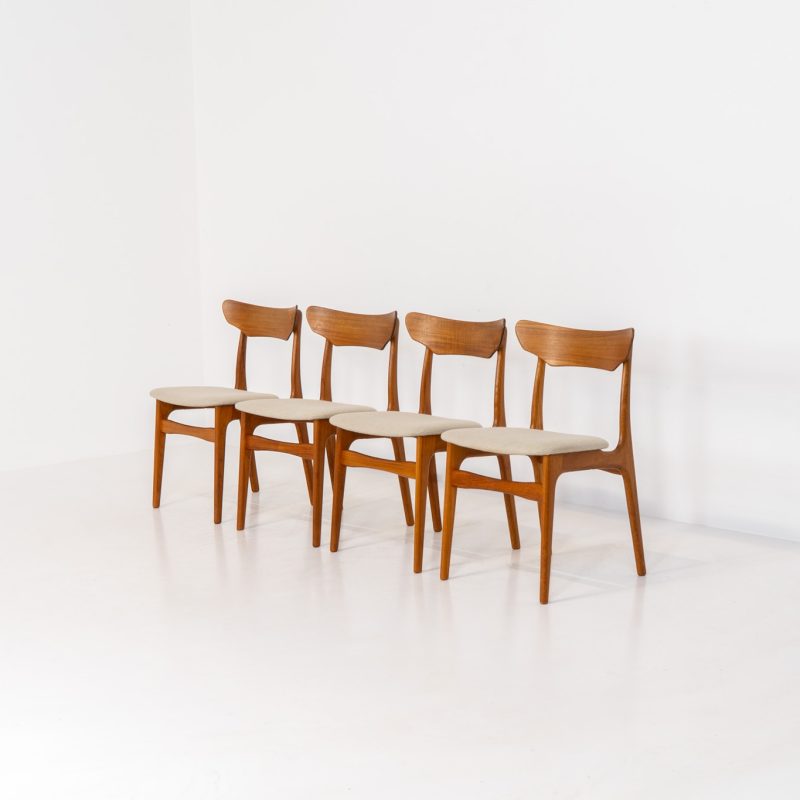 Set of 4 dining chairs by Schiønning & Elgaard (Denmark, 1960s). They feature solid teak frames with beautifully rounded edges, a generously curved backrest and an off-white seats. The set is in very good condition!