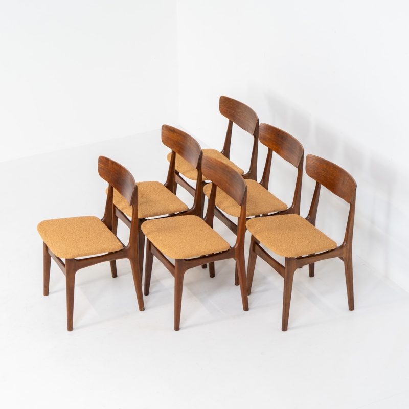 Set of 6 dining chairs by Schiønning & Elgaard (Denmark, 1960s). They feature solid teak frames with beautifully rounded edges, a generously curved backrest and floating seats, newly upholstered in a stunning caramel bouclé fabric. The set is in very good condition!