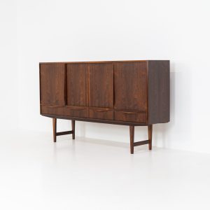 Rosewood sideboard by E.W. Bach for Sejling Skabe (Denmark, 1960s). A very elegant piece with ideal dimensions and a mesmerizing woodgrain. It contains four sliding doors and four drawers with nice sculptural handles. The inside has lots of storage space with adjustable shelves and 2 small drawers aswel. An amazing Danish quality piece ready for another lifetime! In very good condition.