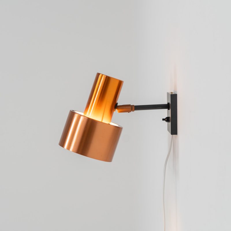Rare copper “Corda” wall light by Jo Hammerborg for Fog & Mørup (Denmark, 1960s). An beautiful example of Scandinavian modernism! Crafted with a sleek combination of copper and dark grey lacquered metal. It features a fully adjustable shade and refined details. This piece remains in wonderful condition.