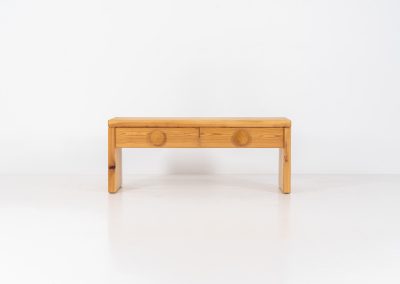 Pine bench/hallway cabinet in the manner of Ruben Ward (Sweden, 1970s). This beautiful bench, crafted out of solid pine, features ideal dimensions, two convenient drawers and visible dow joinery. In very good condition.